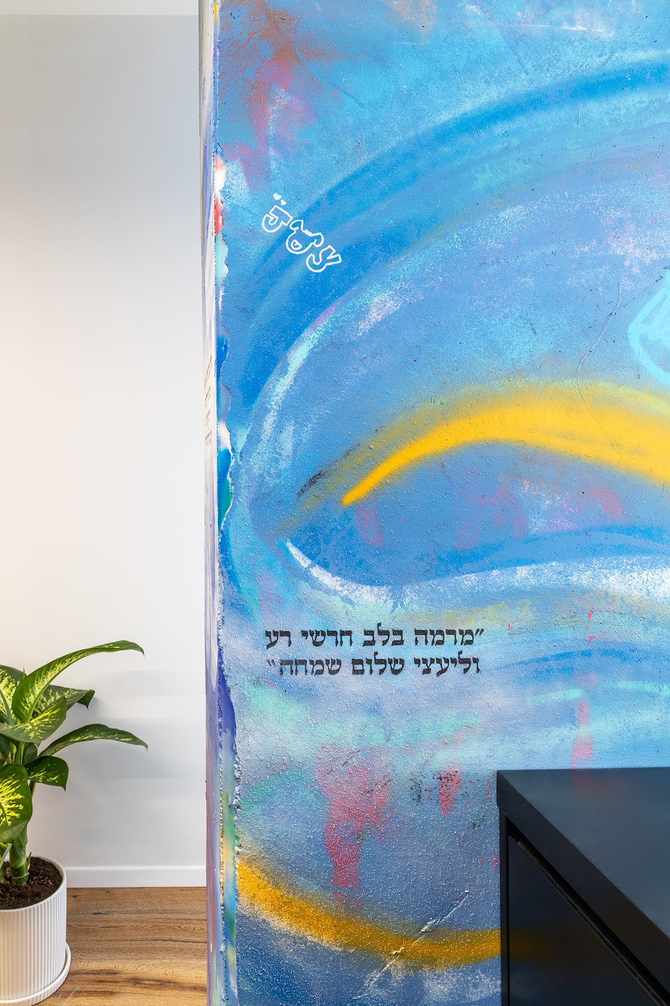 עמוד גרפיטי משרד עורכי דין 2